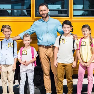 Personalisierte Schulbus-Foto-Namensaufkleber für Kinder auf Hemden im Freien