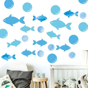 Vue détaillée de stickers muraux poissons et bulles aquarelle bleue dans une chambre