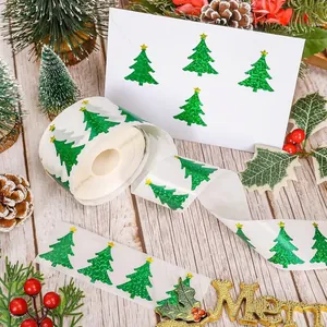 Primer plano de pegatinas de árbol de Navidad verde láser con acabado brillante festivo.