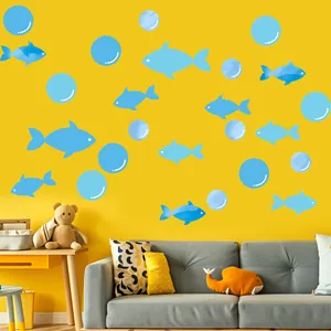 Détail de stickers muraux poissons bleus et bulles sur un mur jaune vif décoré