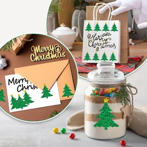 Vista detallada de pegatinas láser de árbol de Navidad verde en paquetes de regalo festivos
