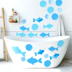 Stickers muraux décoratifs de poissons bleus et bulles sur une baignoire moderne