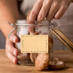 Détail d'une étiquette en papier kraft vierge avec bordure décorative sur un bocal
