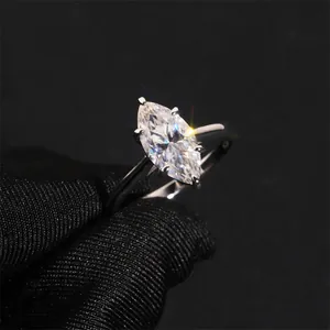 Detailansicht eines Moissanit-Rings im Marquise-Schliff mit einer eleganten 6-Krappen-Fassung.