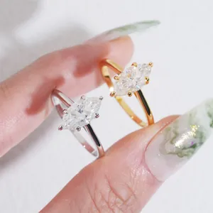 Nahaufnahme von Moissanit-Ringen im Marquiseschliff in Silber und Gold