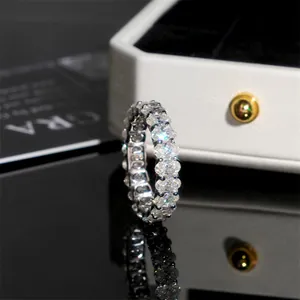 Makro-Detail des Ewigkeitsrings aus S925 Sterlingsilber mit oval geschliffenen Moissaniten