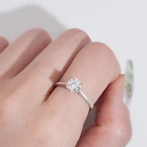 Dettaglio di un classico anello solitario in moissanite rotonda da 1 carato in argento S925