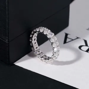 Nahaufnahme des S925 Silber Eternity Rings mit ovalen Moissanit-Steinen im Brillantschliff