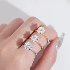 Scatto macro dettagliato che mostra tre anelli in moissanite a 6 griffe da 3 carati