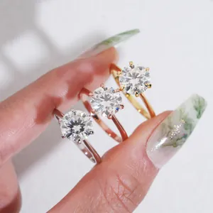 Dettaglio di tre anelli in moissanite da 3 ct in argento, oro e finiture in oro rosa.