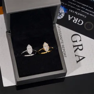 Nahaufnahme von Moissanit-Ringen in Silber und Gold in einer Schmuckschatulle