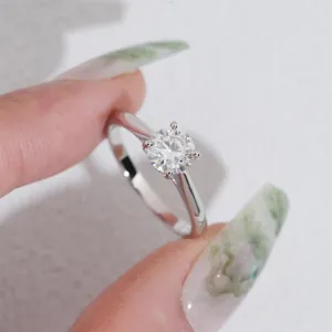 Dettaglio macro di un anello di moissanite rotondo da 1 carato in argento S925 classico a 4 griffe