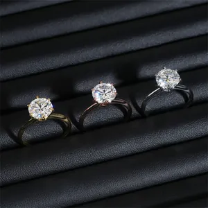 Vista dettagliata di tre anelli classici in moissanite da 3 carati con montatura a sei griffe