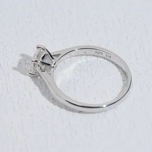 Dettaglio macro di un anello in argento S925 moissanite con punzone 1ct inciso all'interno