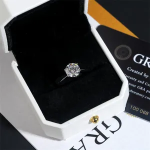 Dettaglio macro dell'anello di fidanzamento Moissanite a 6 griffe in confezione regalo.