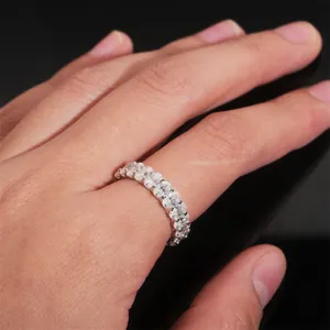 Nahaufnahme eines Eternity-Rings mit Moissanit im Ovalschliff aus S925 Silber