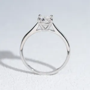 Primo piano di anello in argento S925 con moissanite rotonda da 1ct in incastonatura a 4 griffe