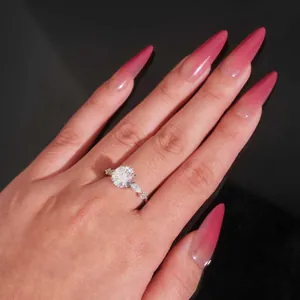 Κομψό ασημένιο δαχτυλίδι S925 με στρογγυλό moissanite 3 καρατίων σε ένα χέρι