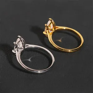 Marquise-Schliff Moissanit Verlobungsringe aus silbernem und goldenem S925 Silber.
