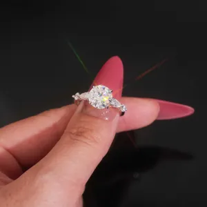 Εντυπωσιακό δαχτυλίδι moissanite 3 καρατίων σε ασήμι S925 σε κομψό μαύρο φόντο