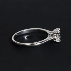 Elegante anello solitario in argento S925 con moissanite da 1 carato e classica montatura a 4 griffe