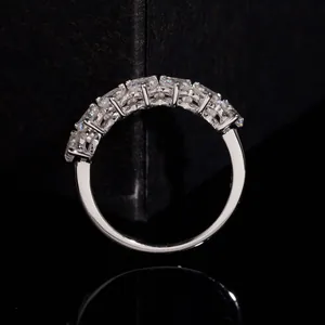 Eleganter Ewigkeitsring aus S925 Sterlingsilber mit funkelnden Moissanit-Steinen für Damen.