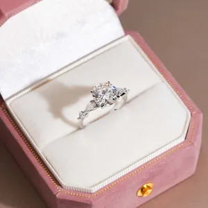 Κομψό δαχτυλίδι αρραβώνων από ασήμι S925 με moissanite 3 καρατίων σε ροζ βελούδινο κουτί δώρου
