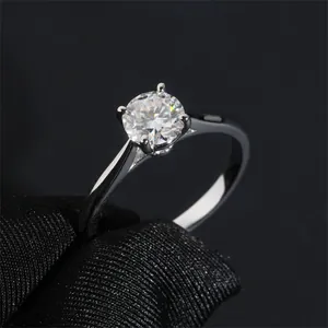 Anello classico in argento S925 con moissanite rotonda da 1 carato e castone a 4 griffe