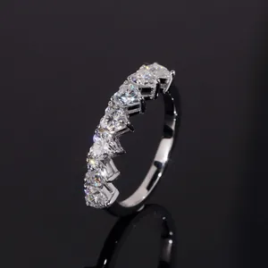 Eleganter S925 Silberring mit herzförmigen Moissaniten auf dunklem Hintergrund