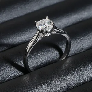 Elegante anello in argento S925 con moissanite rotonda da 1 carato e montatura a 4 griffe