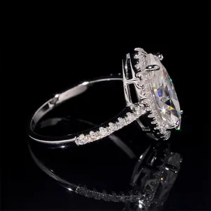 Primer plano de anillo de compromiso de plata S925 con moissanita corte marquise