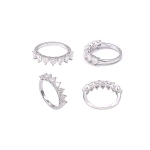 Ewigkeitsring aus S925 Sterlingsilber mit herzförmigen Moissanit in vier Ansichten
