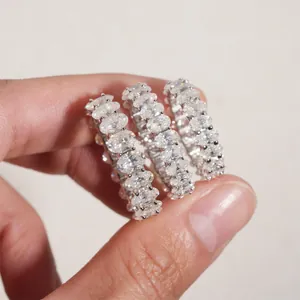 Funkelnder Ewigkeitsring aus S925 Sterlingsilber mit Moissanit-Steinen im Ovalschliff