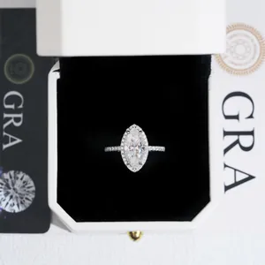 Detalle macro de un anillo de compromiso de moissanita marquesa con montura de plata S925