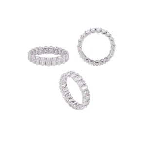 Eleganter S925 Sterlingsilber Ring mit ovalen Moissaniten aus drei verschiedenen Winkeln