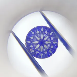 Primer plano de una piedra de moissanita azul redonda con un corte único de flor de ciruelo.