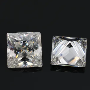 Λεπτομερής όψη δύο τετράγωνων λίθων moissanite με κοπή princess και έντονη λάμψη