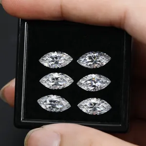 Piedras de moissanita de corte marquesa de alta calidad en un estuche de terciopelo negro