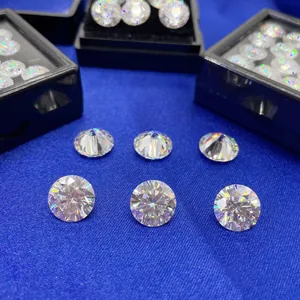 Close-up van briljant geslepen moissanite losse stenen met levendig regenboogvuur