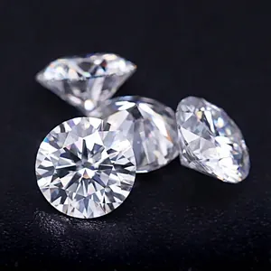 Détail macro de pierres de moissanite taille brillant étincelantes sur fond noir