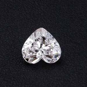 Vista dettagliata del diamante sintetico CVD a forma di cuore con sfaccettature brillanti