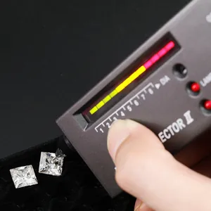 Κοντινό πλάνο πέτρας moissanite σε κοπή princess που περνάει από δοκιμαστή διαμαντιών