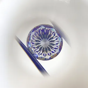 Primer plano de una piedra de moissanita redonda con un corte de flor de ciruelo.