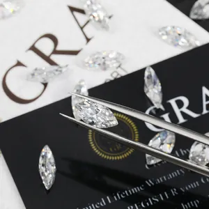 Detalle macro de moissanitas talla marquesa brillantes con certificado GRA de fondo