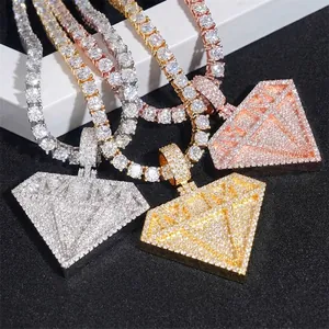Gedetailleerde macro-opname van iced-out diamantvormige hangers aan 4 mm tenniskettingen