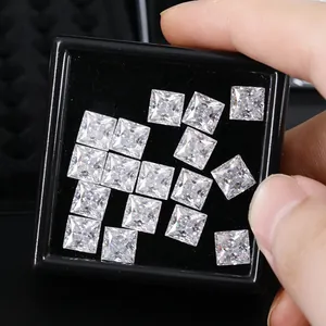 Μακρο λεπτομέρεια από πέτρες Moissanite κοπής πριγκίπισσας VVS σε μαύρο κουτί κοσμημάτων