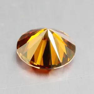 Primer plano de una piedra moissanita rojo granate de 1 quilate talla brillante