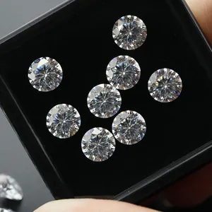 Primer plano de piedras de moissanita redondas sueltas corte flor de ciruelo en caja