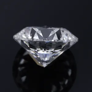 Vista laterale di un diamante da laboratorio taglio brillante con elevata purezza