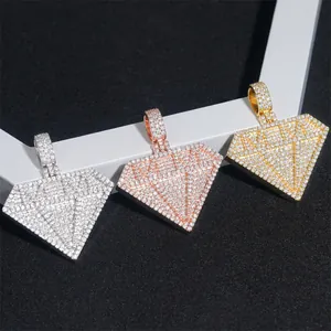 Macro-opname van drie moissaniet diamanten hangers voor hiphop-sieraden in kleur